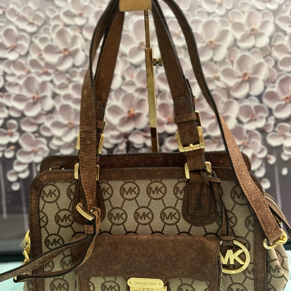 Michael Kors Handbags - EUC MICHAEL KORS CROSSBODY HAND BAG